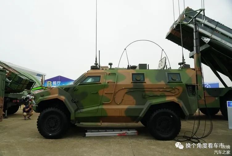宋楠解读东风猛士甲型战术指挥通信车