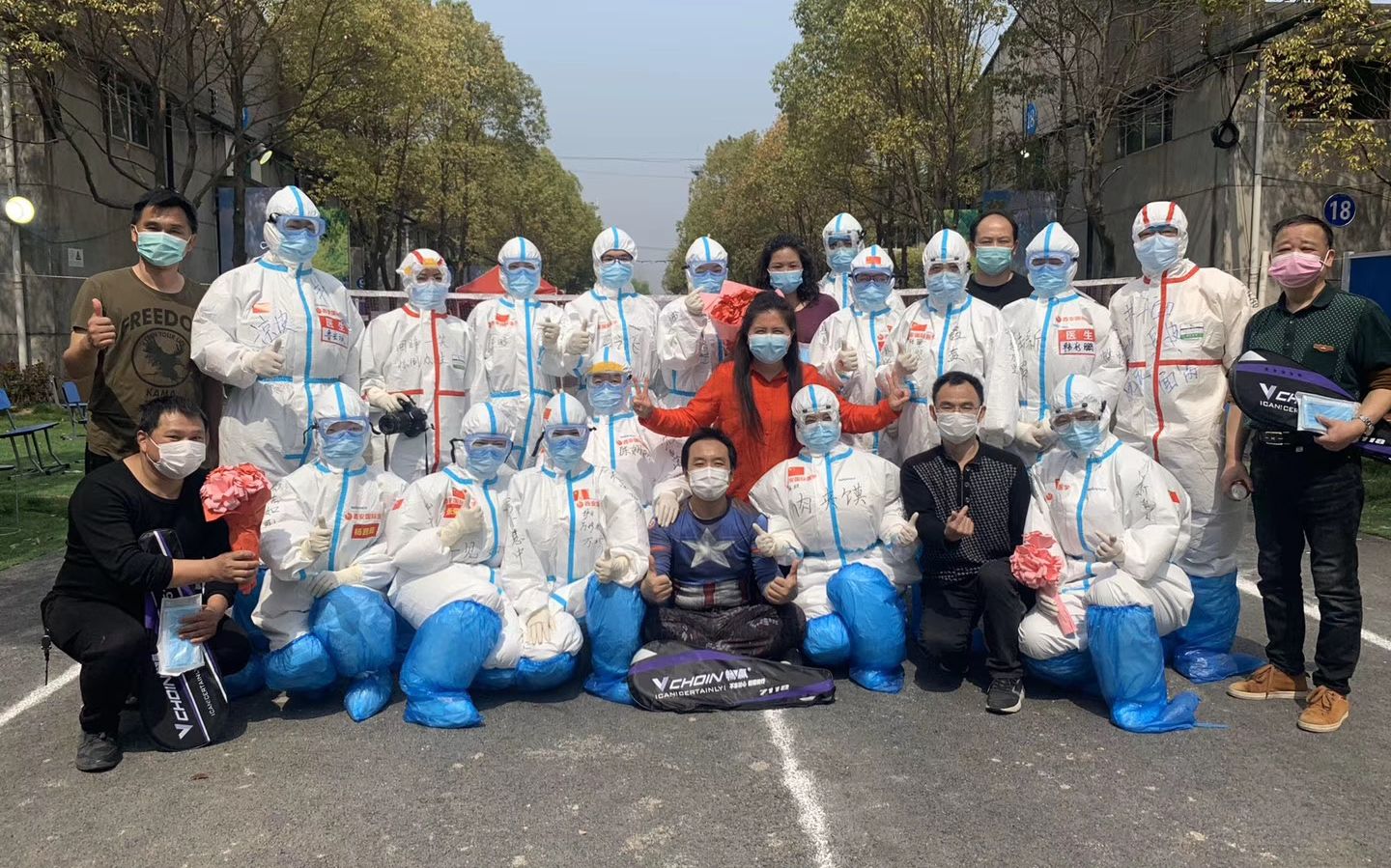 3月19日，张怀亲和病友们与康复驿站的医护人员合影留念。受访者供图