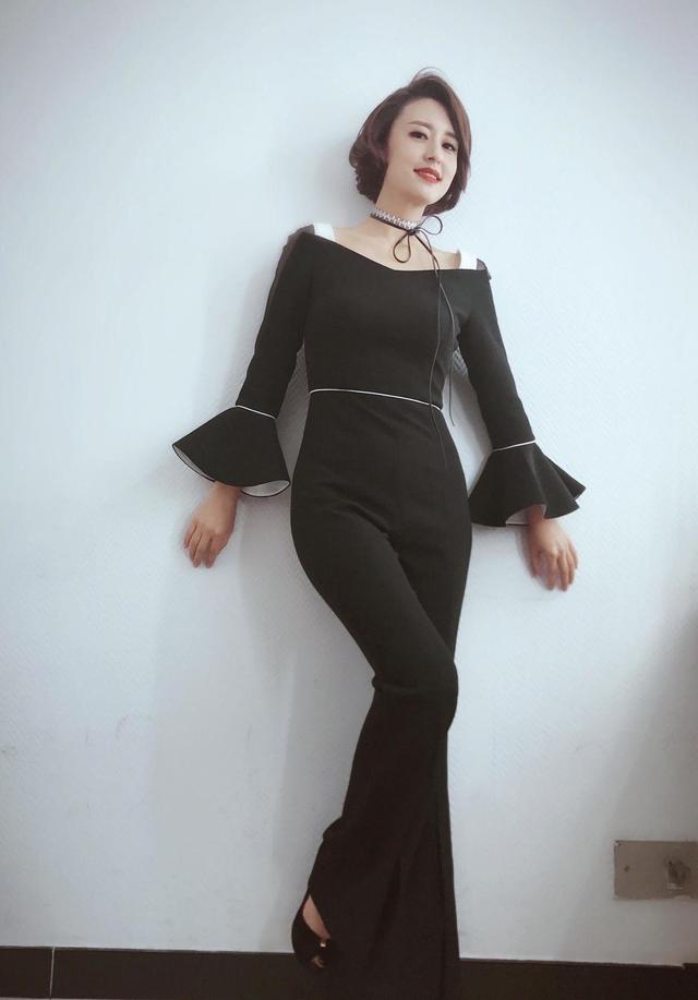 著名主持人"张蕾"气质开挂,摩卡波波头配黑色连体裤,减龄时髦