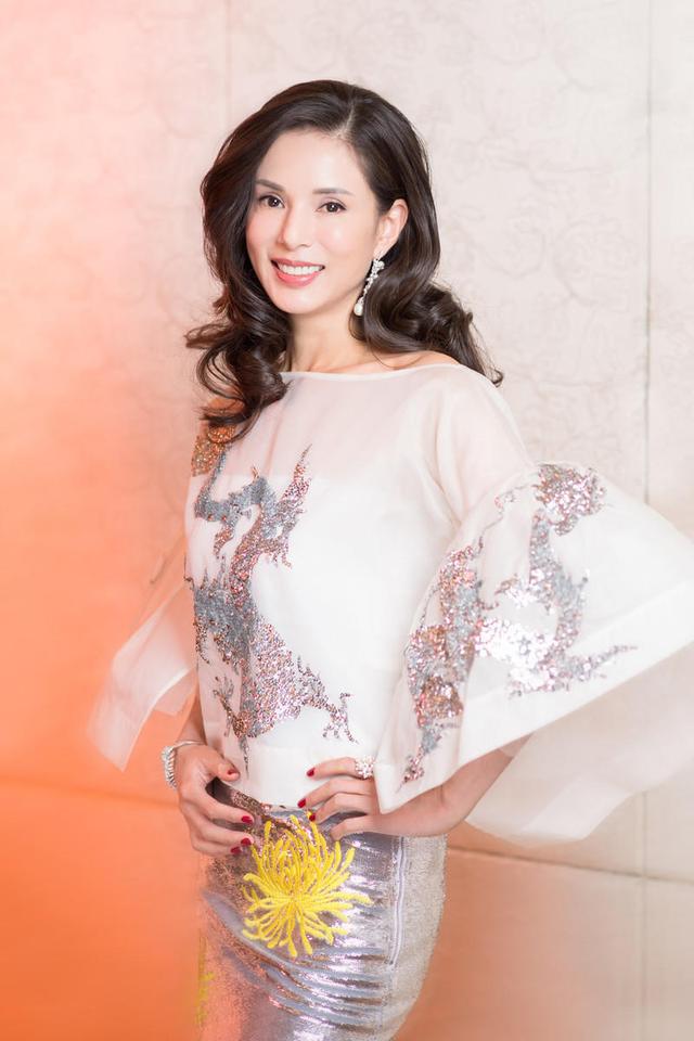 李若彤根本无需扮嫩,穿夸张雪纺上衣配银色包臀裙,气质更高级
