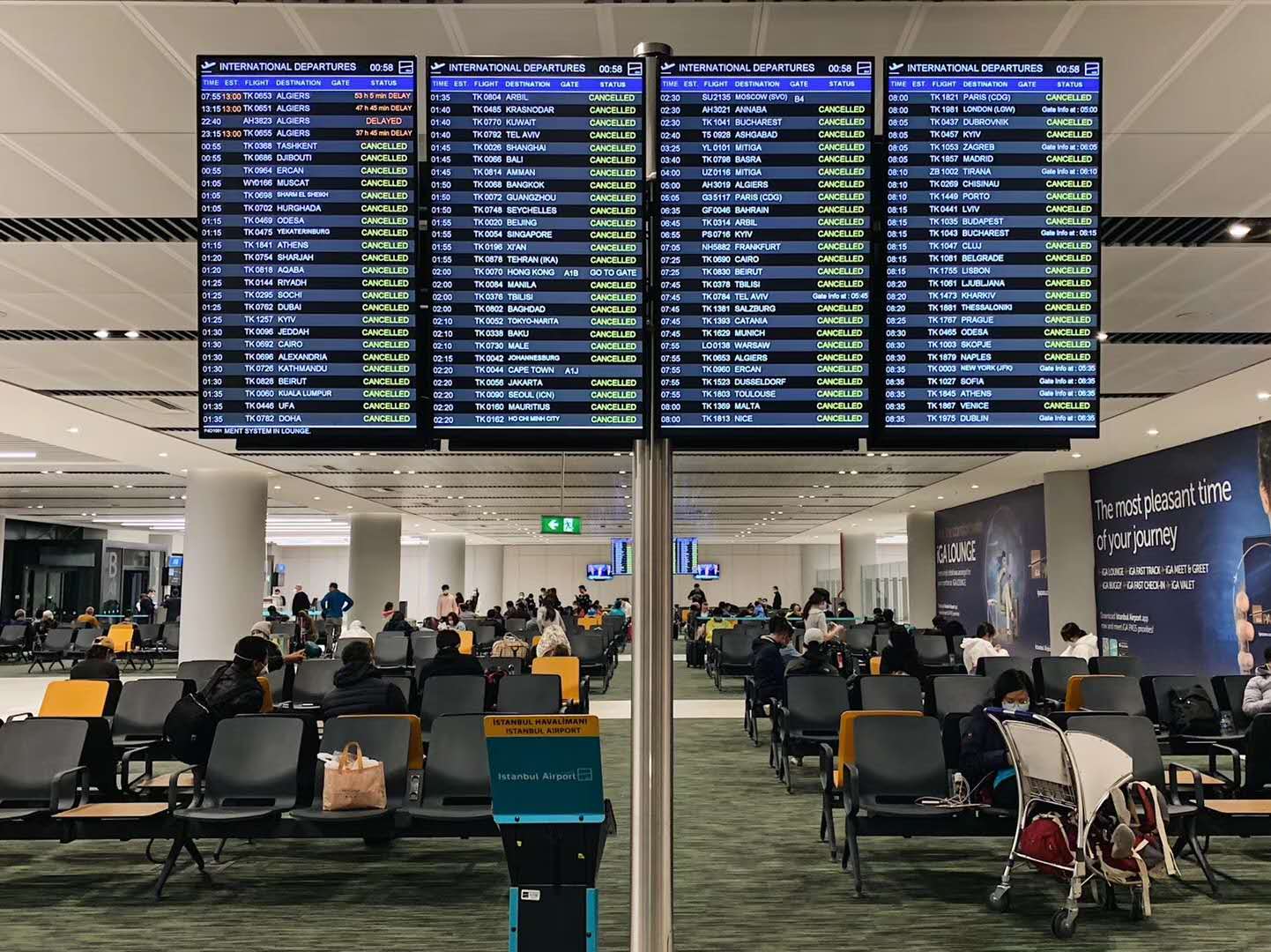  伊斯坦布尔机场大屏幕上显示大量延迟、取消的航班。