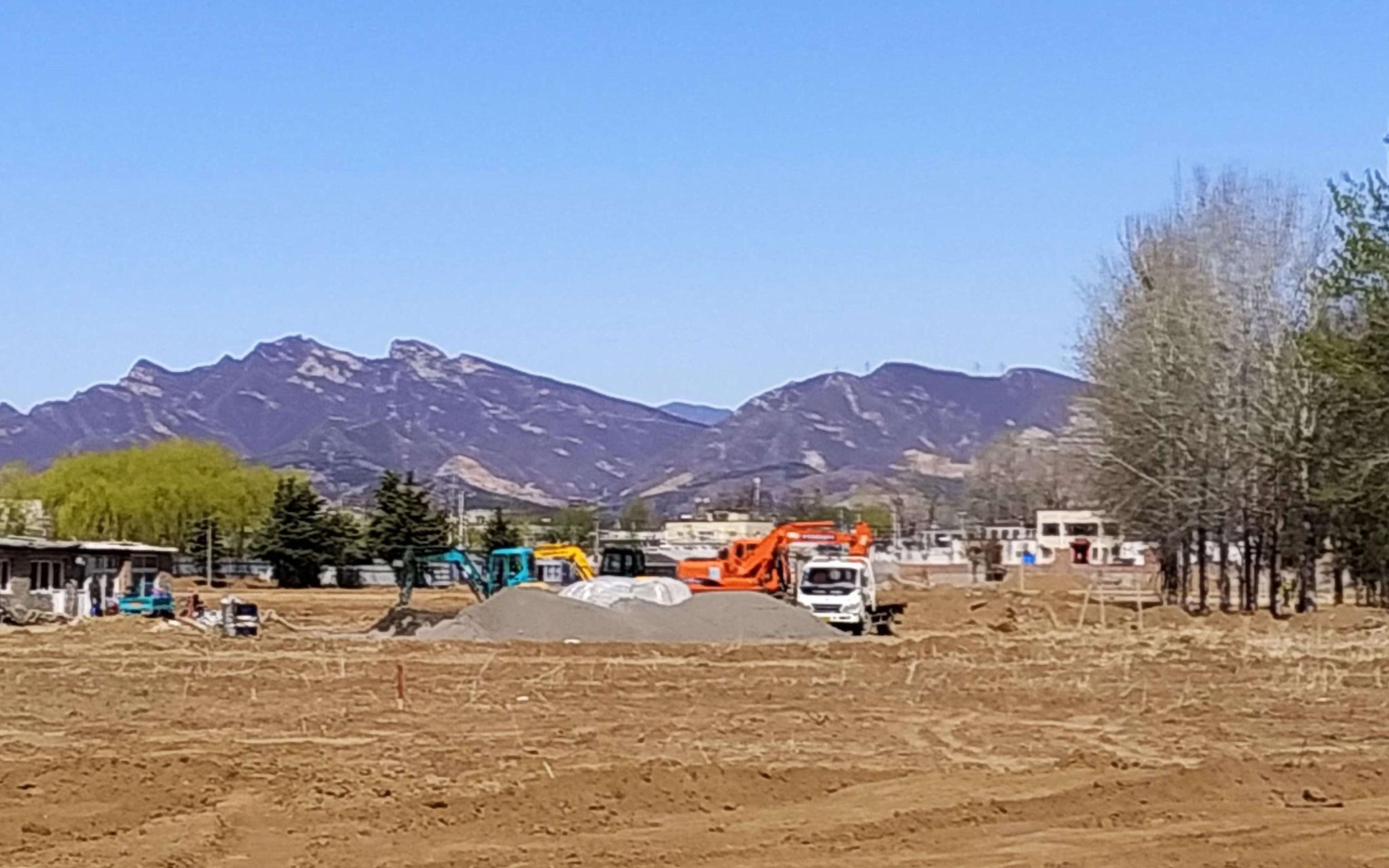 苗圃基地郁郁葱葱,中央民族大学附属中学丰台实验学校就坐落在村北边