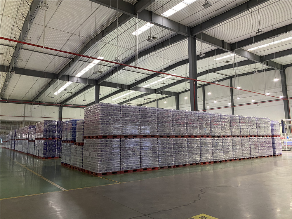 生产车间里,饮用水的库存充足.新华社记者阮周围摄