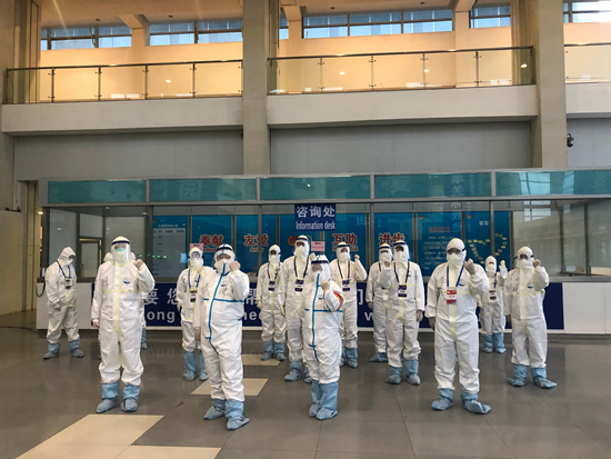 近日，北京科技大学大学生志愿者团队在新国展防控一线。北京科技大学供图