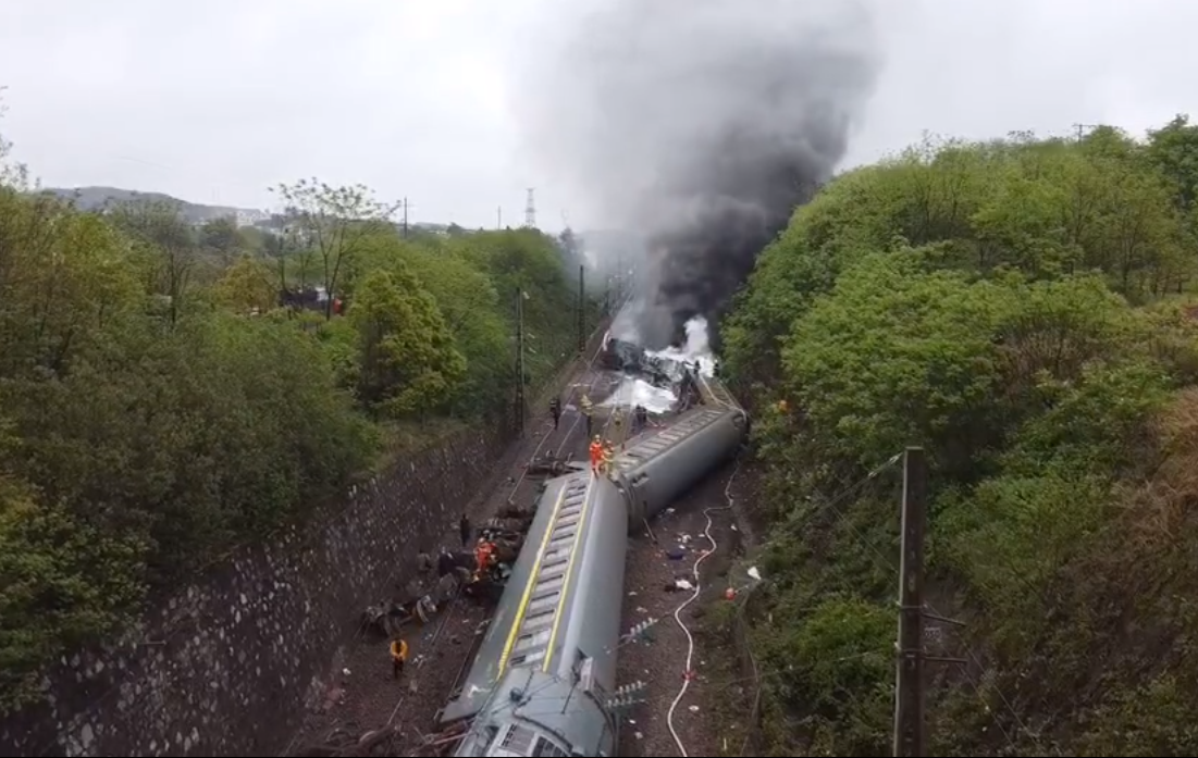 湖南境内客运火车侧翻因塌方导致:未造成人员死亡