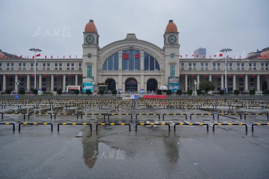 除夕,汉口火车站空荡荡的停车场.