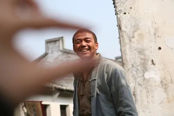 后来杨烁又演了《刀客家族的女人》,硬汉子余化龙这个角色,成功带领