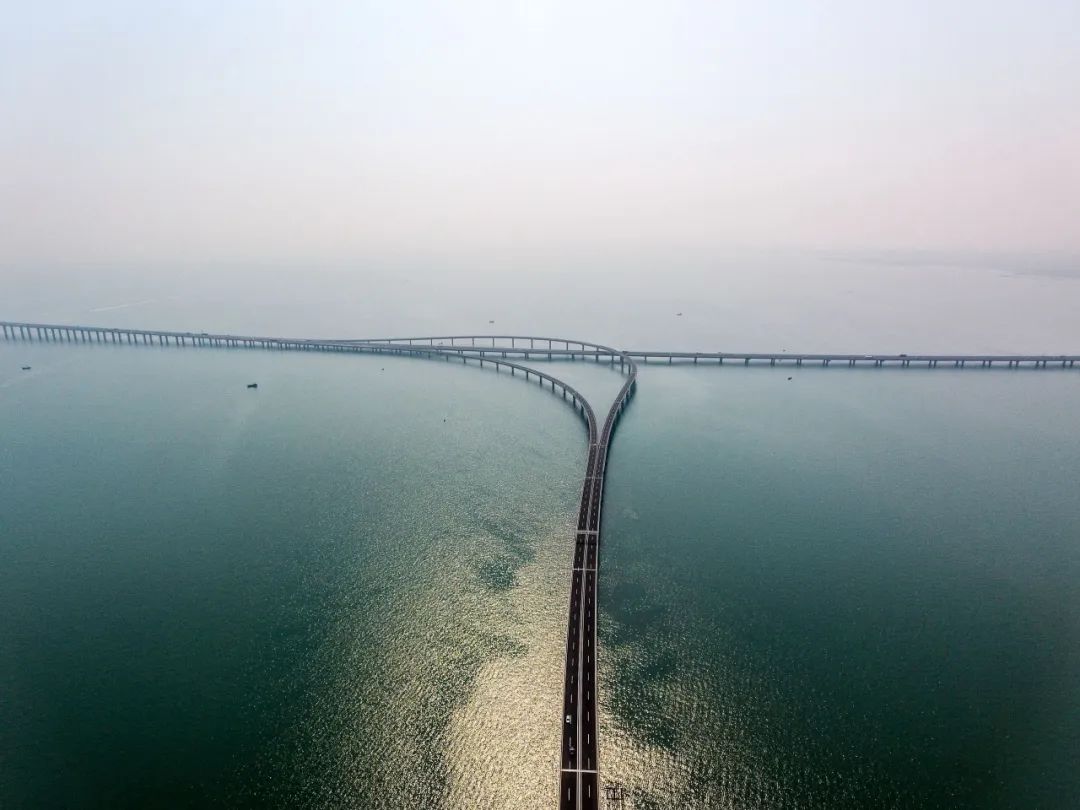航拍青岛胶州湾跨海大桥，长龙卧波美如画，曾是世界最长跨海大桥|黄岛|跨海大桥|胶州湾_新浪新闻
