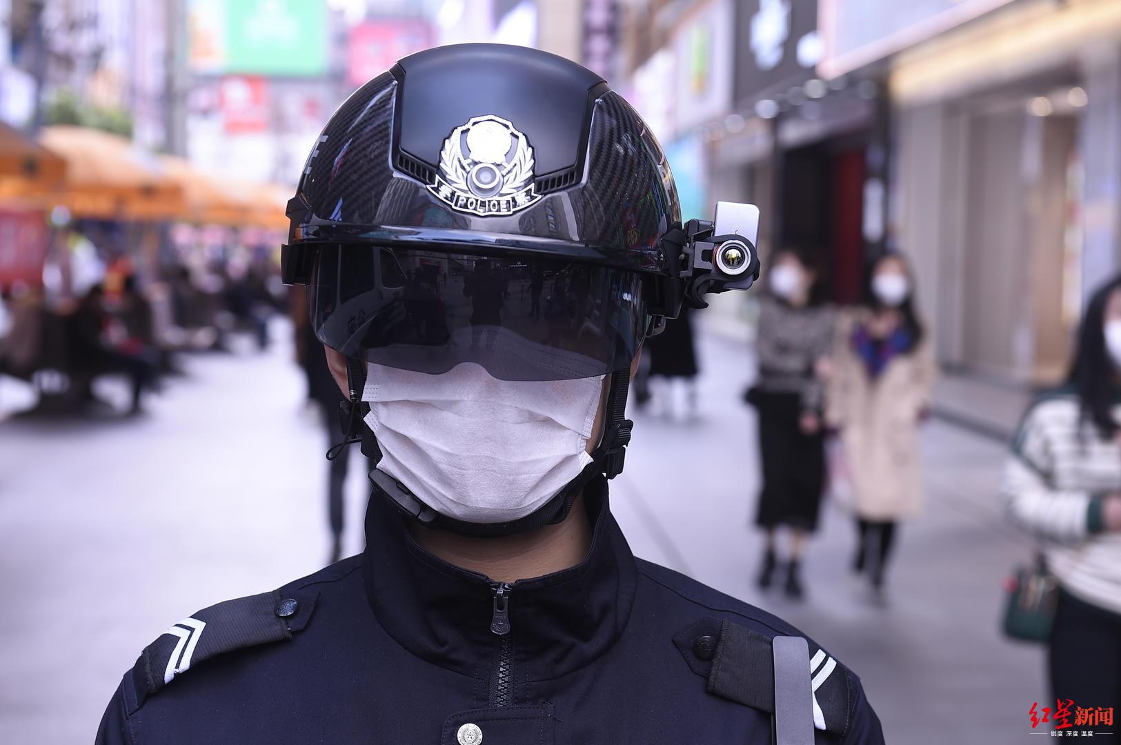 春熙路上,戴着热成像头盔n901执勤的城管