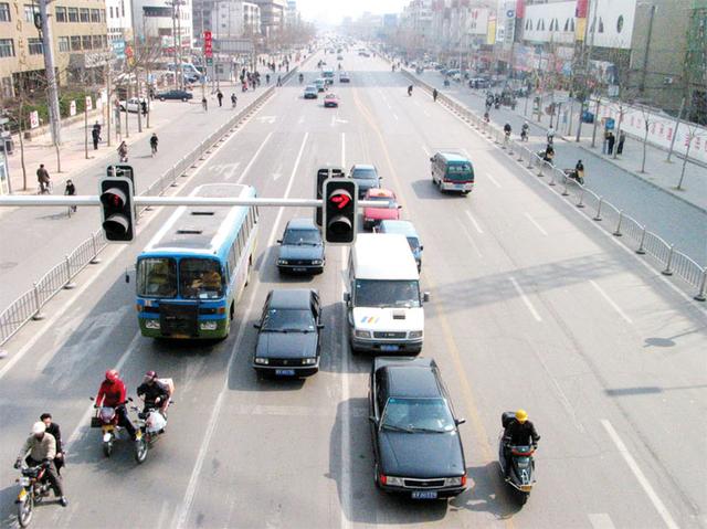 2002年,东风街四平路向东.2004年,拓宽后的胜利东街与鸢飞路口.