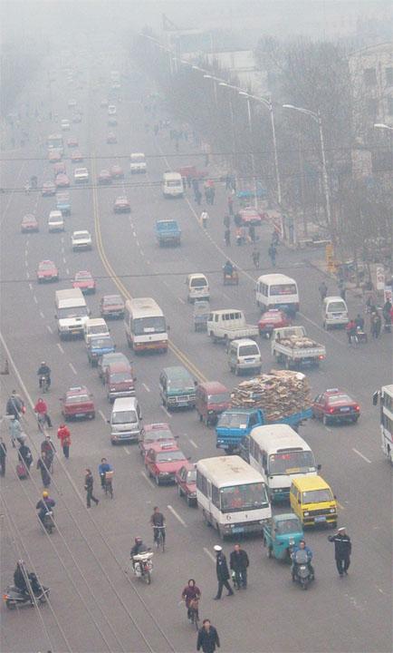 2003年,刚刚拓宽后通车的健康街.2004年,拓宽后的胜利东街.