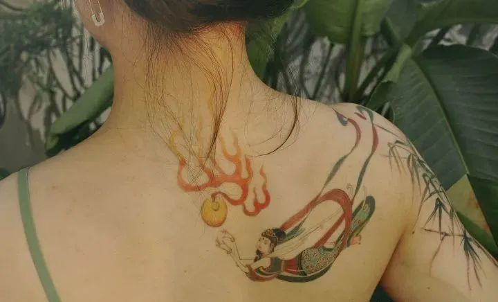 有着无法被拒绝的隽美,她珍藏的记忆太丰盛,飞天,九色鹿,彩塑,涌动着