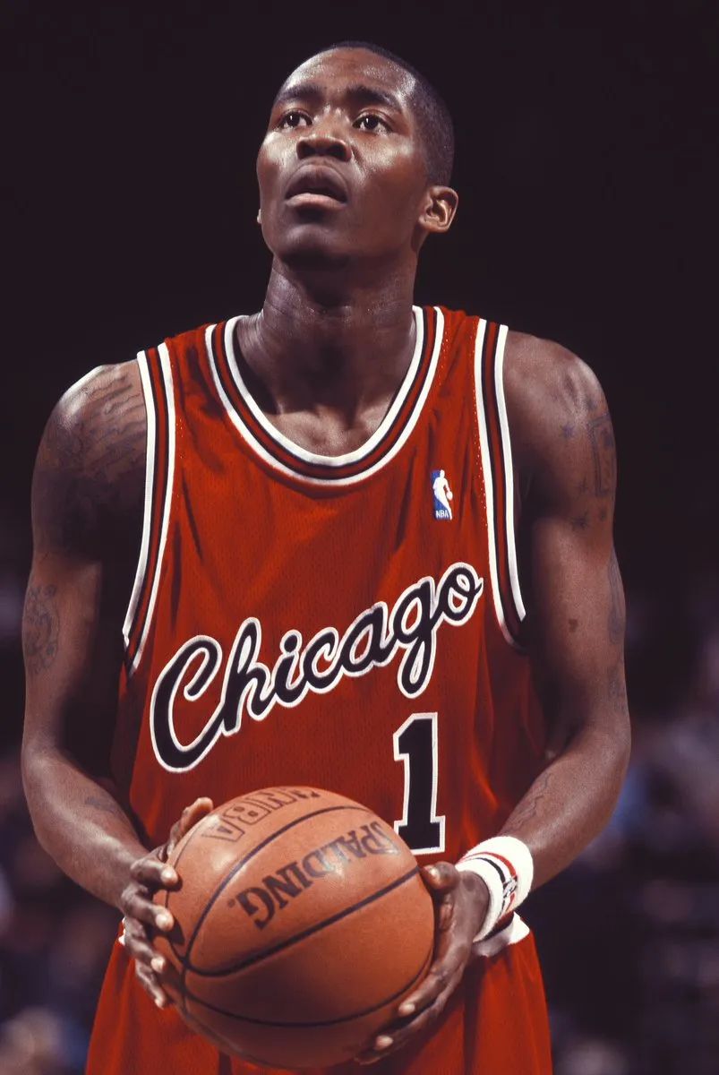人初次见到克劳福德,会为他的体型所惊讶,诚然,在长人林立的nba,1米96