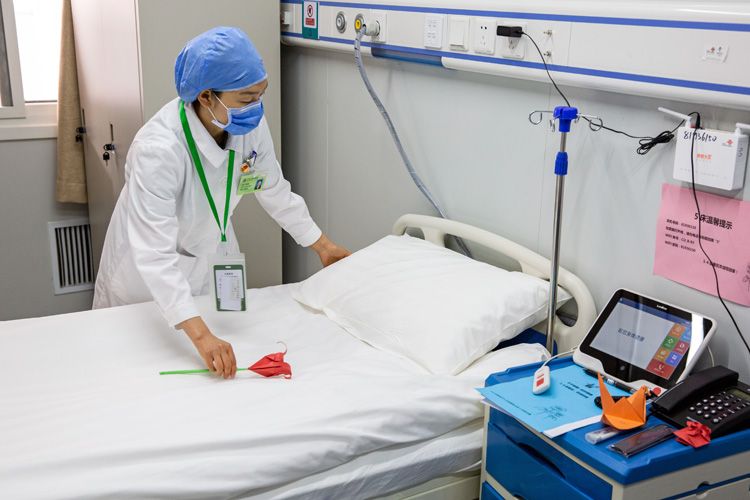 3月30日，北京小汤山医院新建病区，人员解除医学观察后，房间消毒，护士整理床铺。