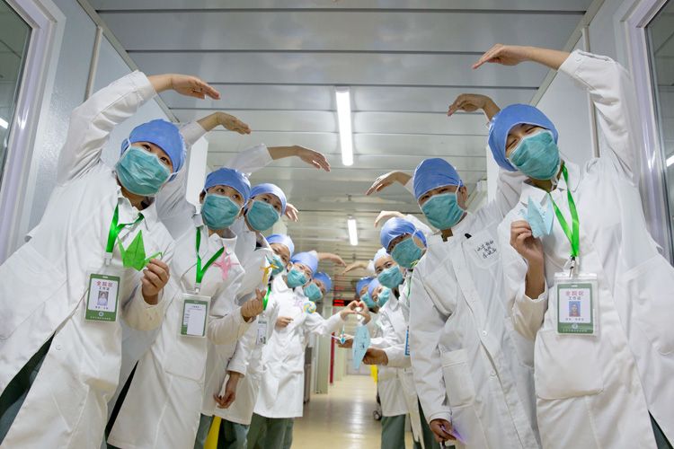 3月30日，北京小汤山医院新建病区的医护人员合影。