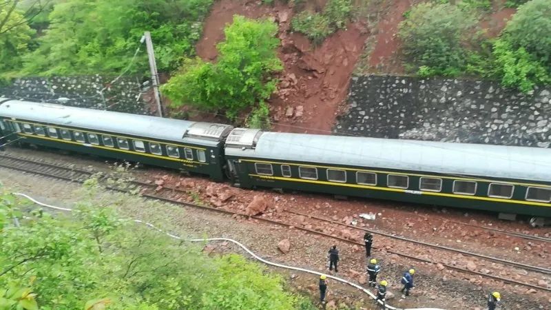 凤渡站下行区间发生线路塌方,t179次(济南至广州)列车运行至该区段时