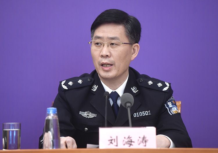 国家移民局边防检查管理司司长刘海涛回答记者提问.