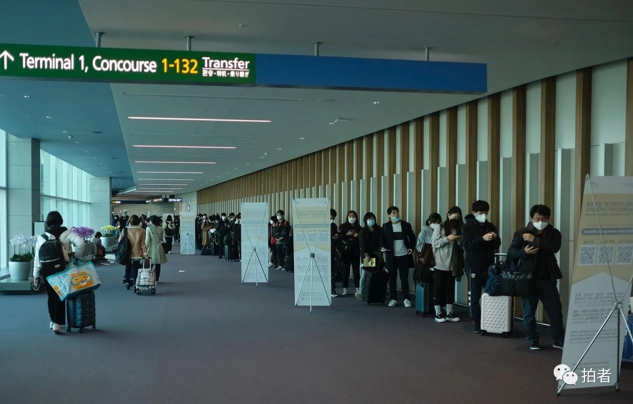 △ 当地时间3月23日，韩国首尔仁川国际机场，等待检疫入境的队伍。