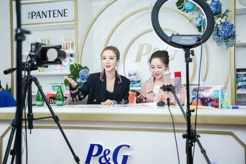 碾压李佳琦一晚能赚一套房薇娅直播20分钟卖出814套房