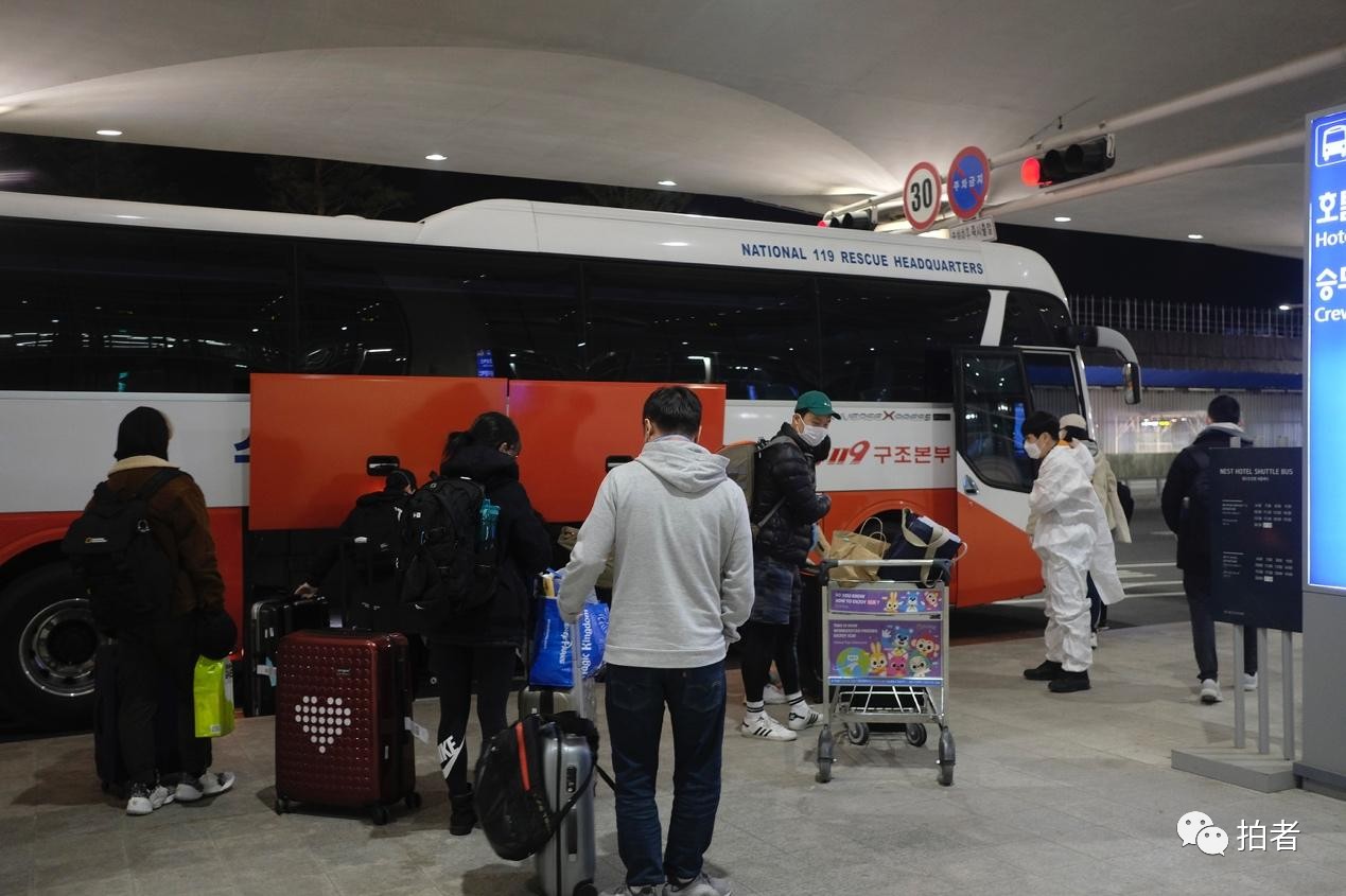  △ 当地时间3月24日凌晨，韩国首尔仁川国际机场外，负责转运我们前往隔离点的大巴属于119车辆。