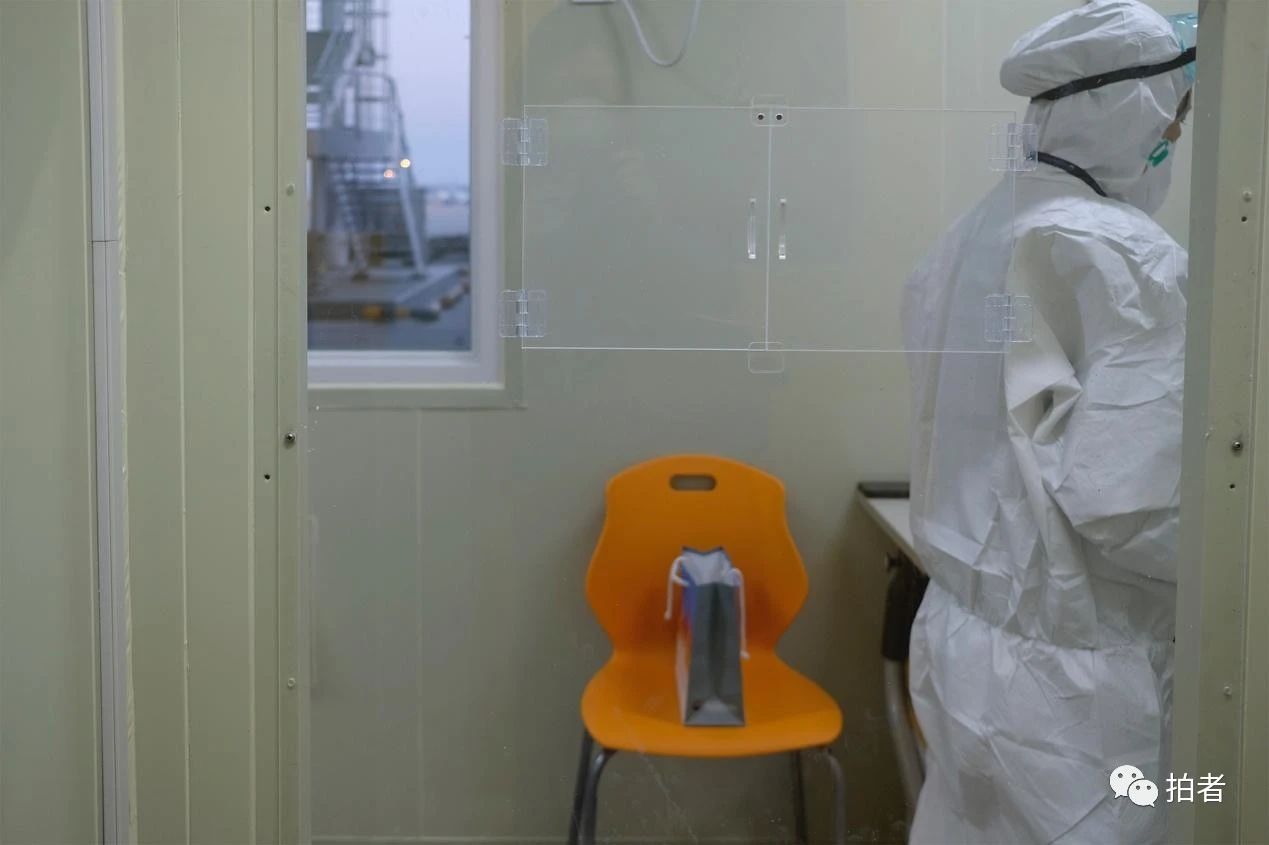 △ 当地时间3月23日，韩国首尔仁川国际机场，新冠肺炎检查室。医护人员与被检查人员分别身处两个房间，房间中间由透明塑料挡板隔开，挡板上有两个小窗口，方便检查时打开。