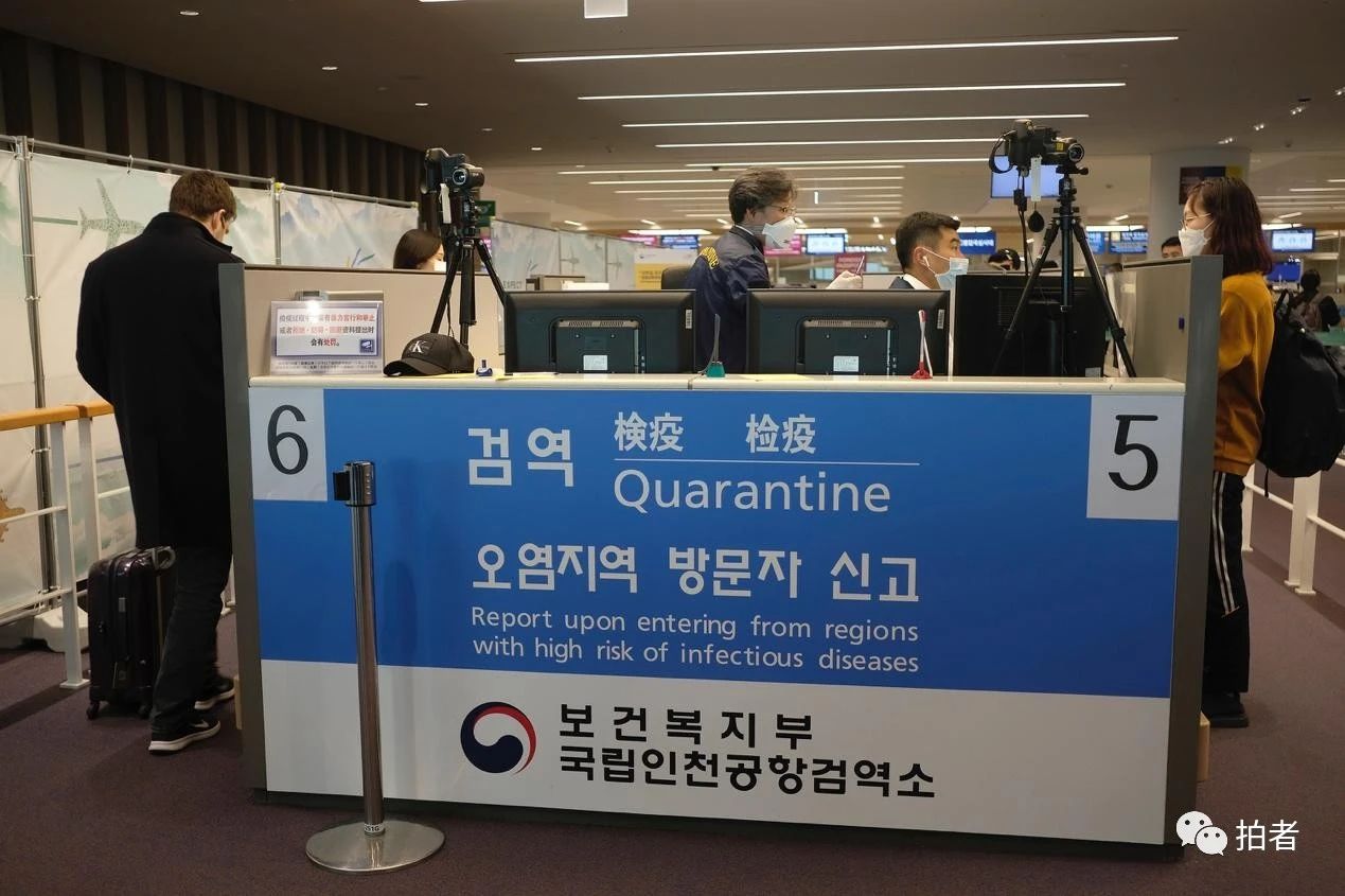 △ 当地时间3月22日，韩国首尔仁川国际机场，从欧洲飞至韩国的旅客配合机场检疫部门进行相关检测。