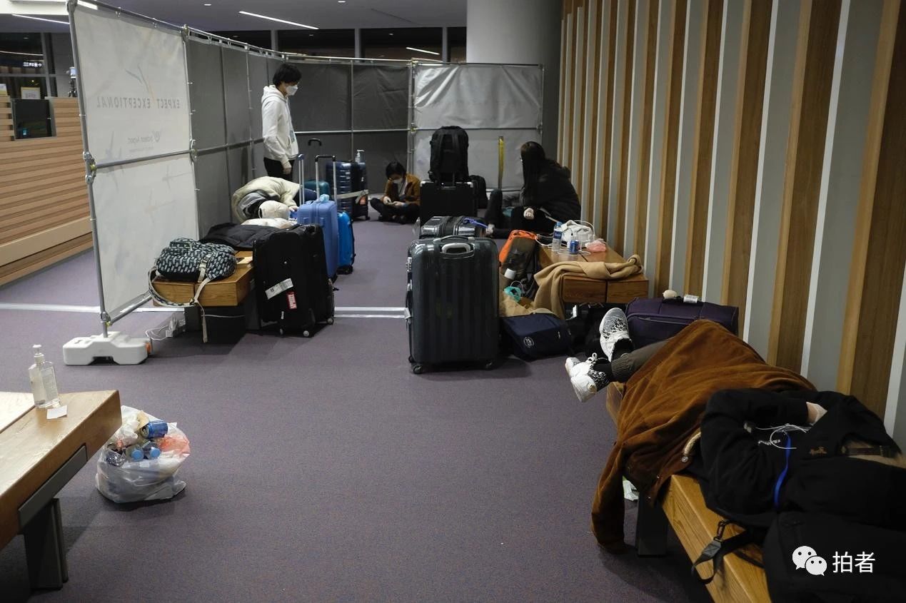  △ 当地时间3月23日深夜，韩国首尔仁川国际机场，部分等待转运至隔离点的欧洲入境人员躺在座位上休息。