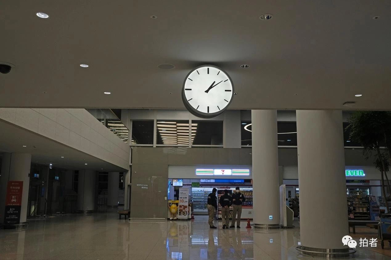△ 当地时间3月24日，韩国首尔仁川国际机场，出机场的时候，机场大厅的大钟显示，已经过了凌晨一点。
