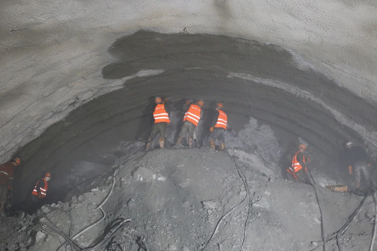 隧道打钻施工唐凤军的工作就是用"风枪"开凿崖壁,对准,架好,打开开关.