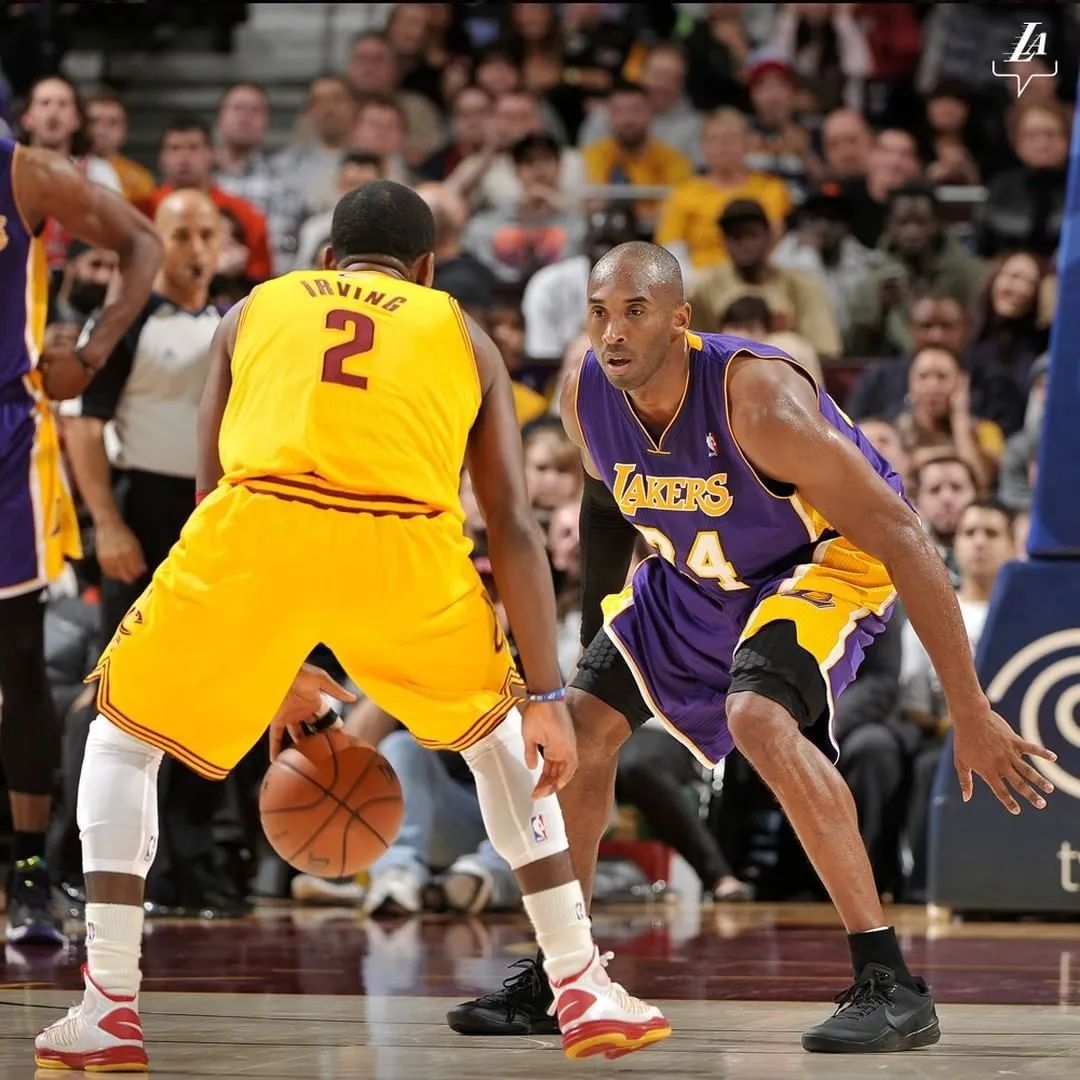 比赛进行到第三节的时候,他在弧顶持球单挑科比,结果吃了一记大帽!