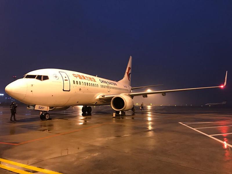 随着东方航空一架从宜昌起飞的飞机徐徐地降落在揭阳潮汕国际机场