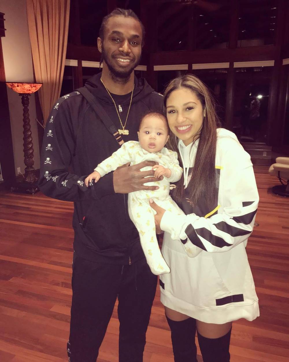 温馨之家维金斯社媒晒妻女温馨合照