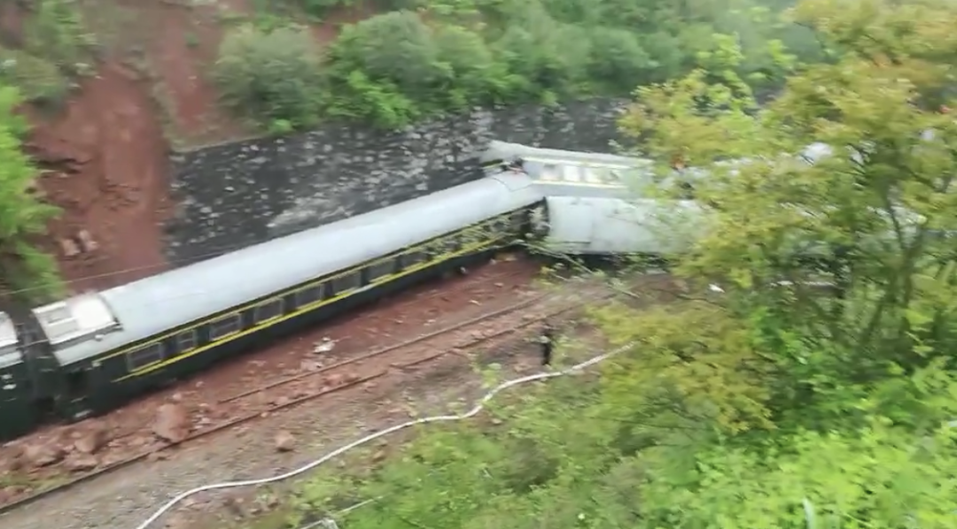 今日中午,湖南郴州一列客运火车因塌方导致侧翻,事故未造成人员死亡