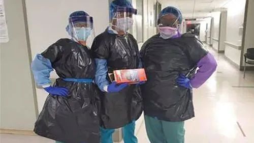 纽约一家医院，护士用垃圾袋充当防护服（图源：脸书）