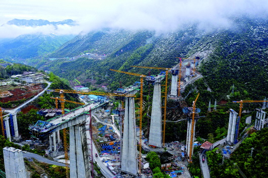 郑万高铁湖北段加紧施工