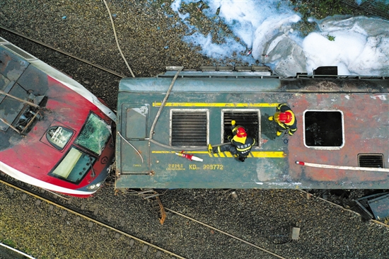 塌方致京广线郴州段列车脱轨 1名乘警殉职127人受伤