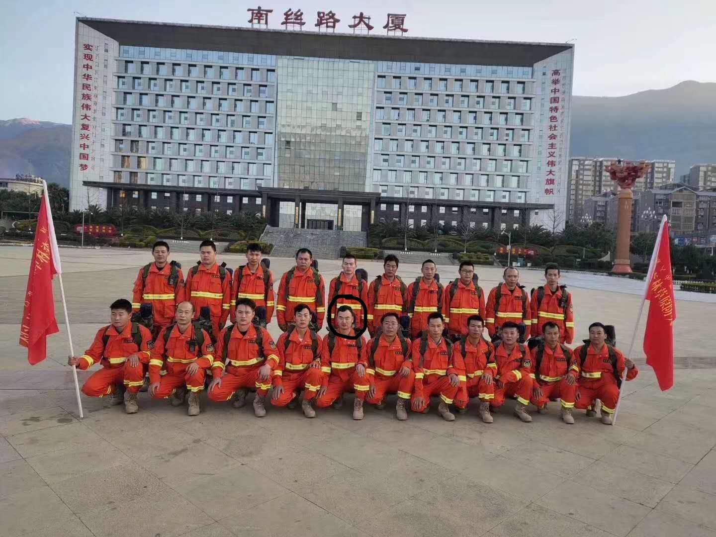 一排左5为曾顺富。受访者供图
