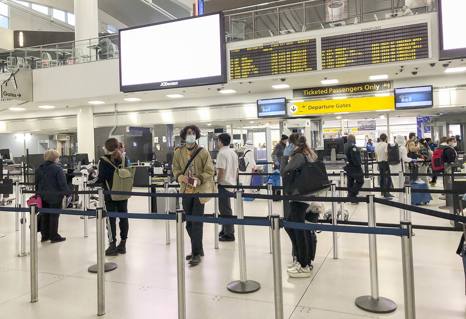 3月28日,在美国纽约肯尼迪机场,乘客排队等待通过安检
