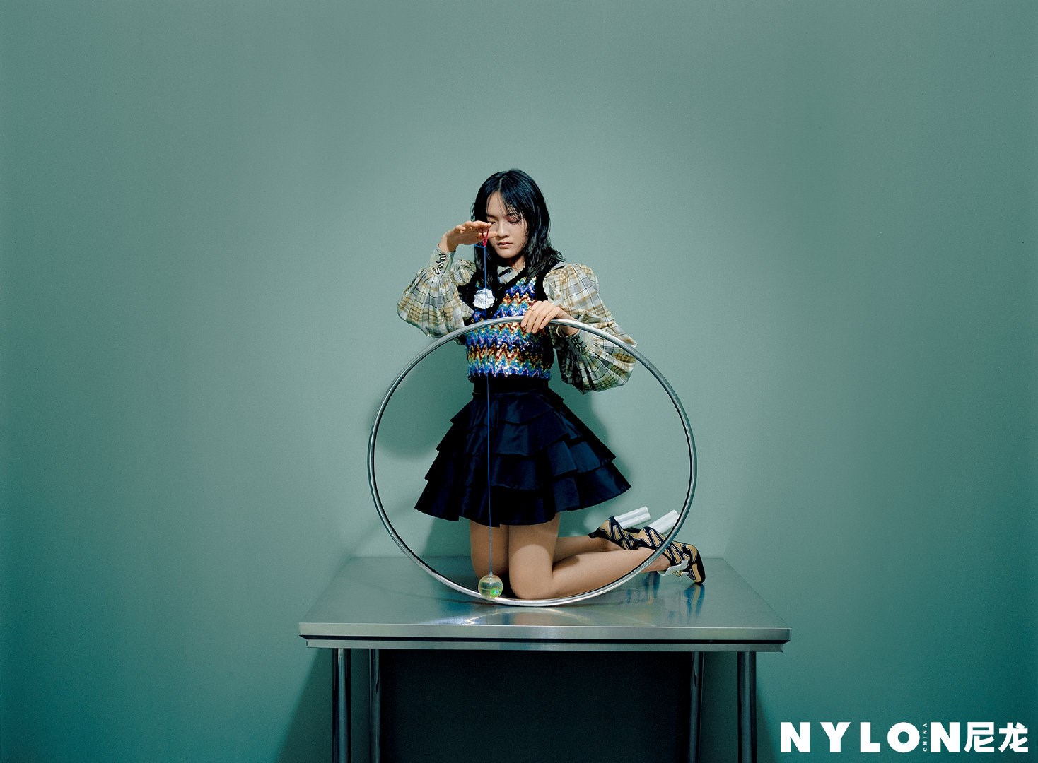 文淇《nylon尼龙》四月刊封面出炉!湿发白裙眼神笃定