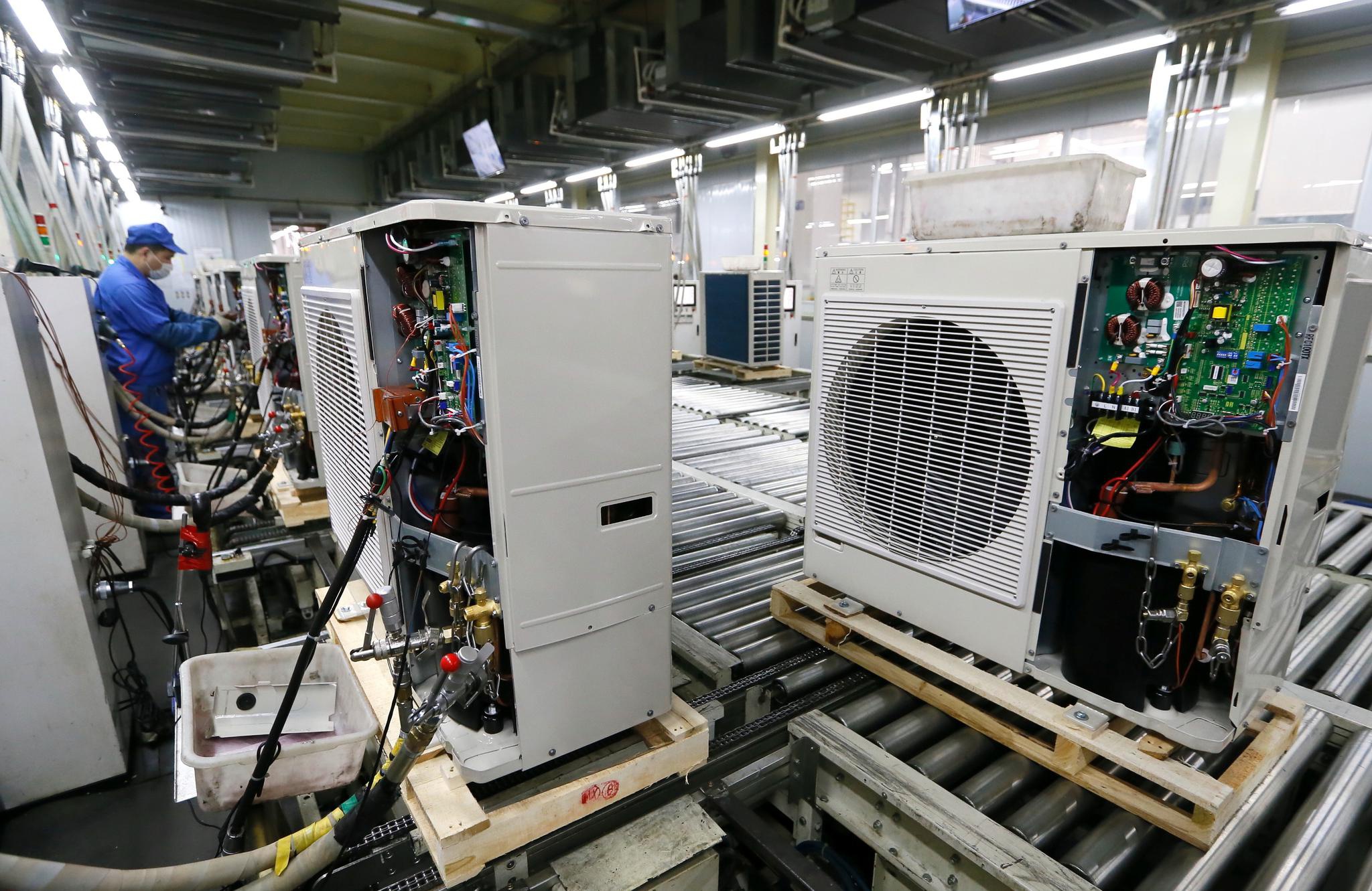 图为3月30日三菱重工(青岛)空间生产线上忙碌.梁孝鹏摄