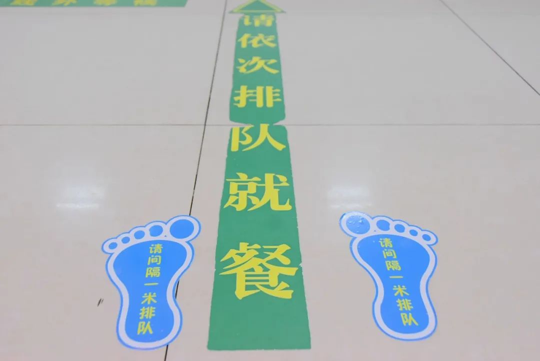 学生用餐后排队有序回宿舍宿舍午检环节学生进入宿舍时,依次排队进行