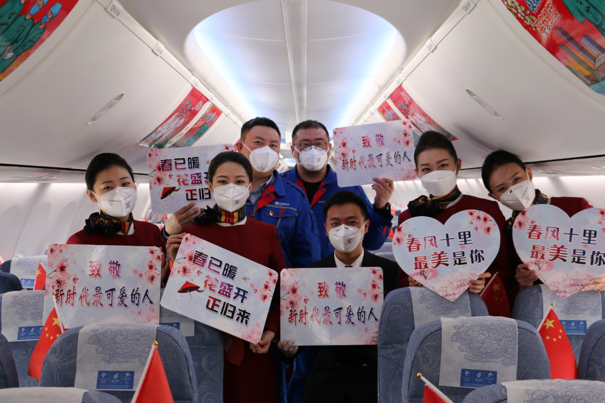 大连航空五架飞机编队接援鄂英雄团队凯旋