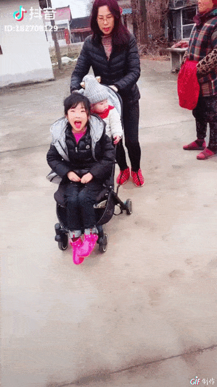 家有两娃是一种什么样的体验?两个孩子就像一对"窜天猴"!