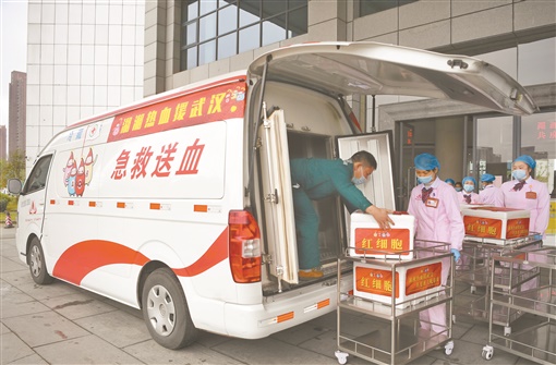 3月30日,湖南省血液中心,工作人员将红细胞装车,准备送往武汉血阂 