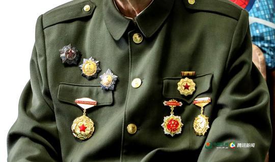 王枫胸前佩戴的军功章。中国军网记者 伍行健 摄