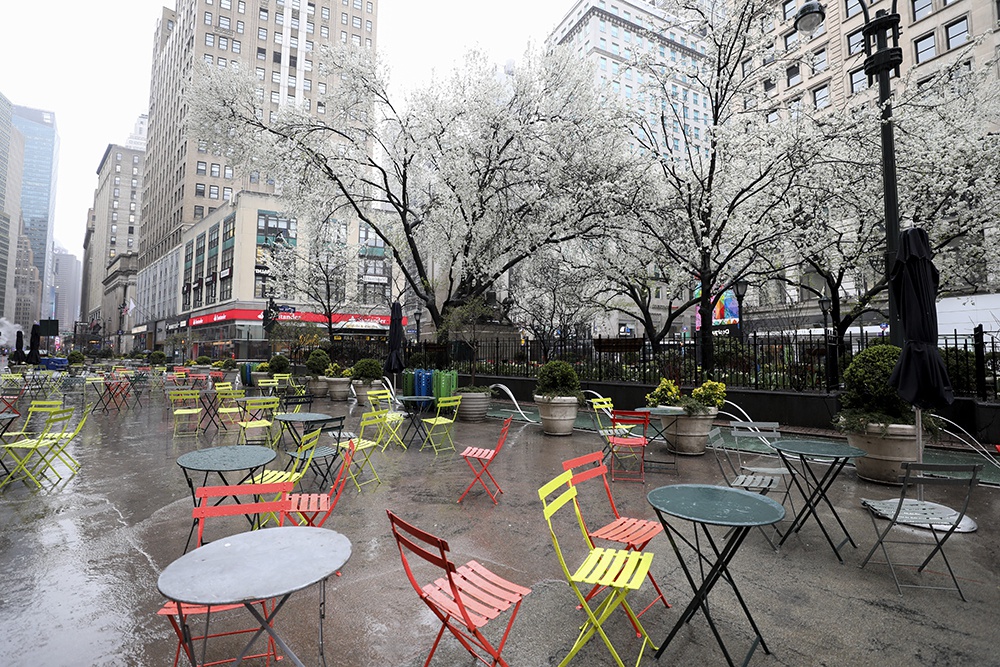  当地时间3月23日，美国纽约街头的休息区空无一人。 新华社  图