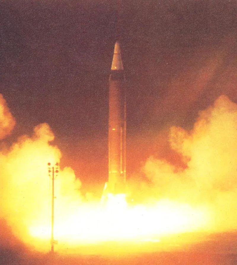 中国洲际弹道导弹起飞,从发射井中以垂直方向发射升空.
