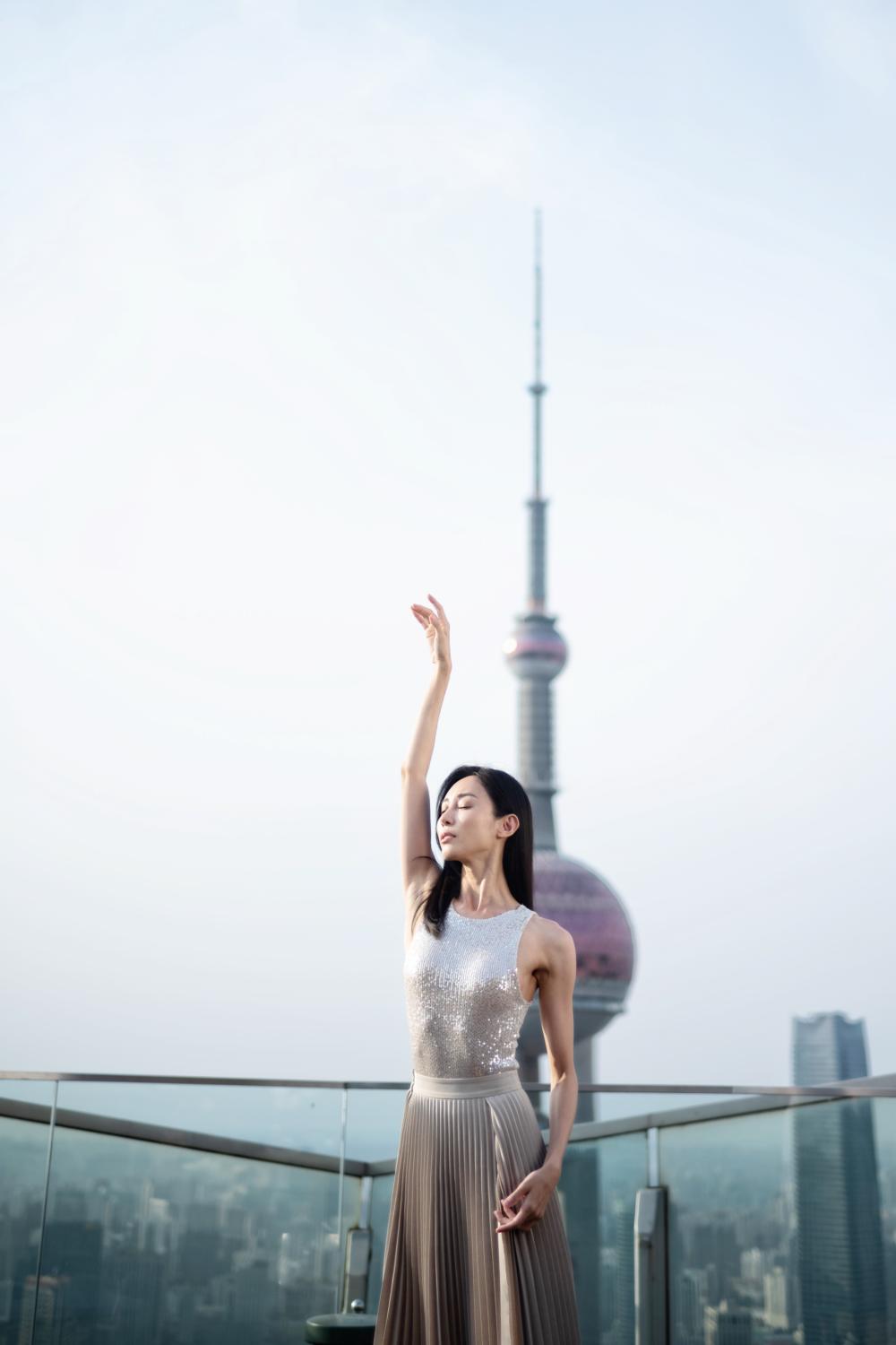 上海援鄂医疗队隔离生活不无聊,朱洁静为他们直播跳春晚《晨光曲》