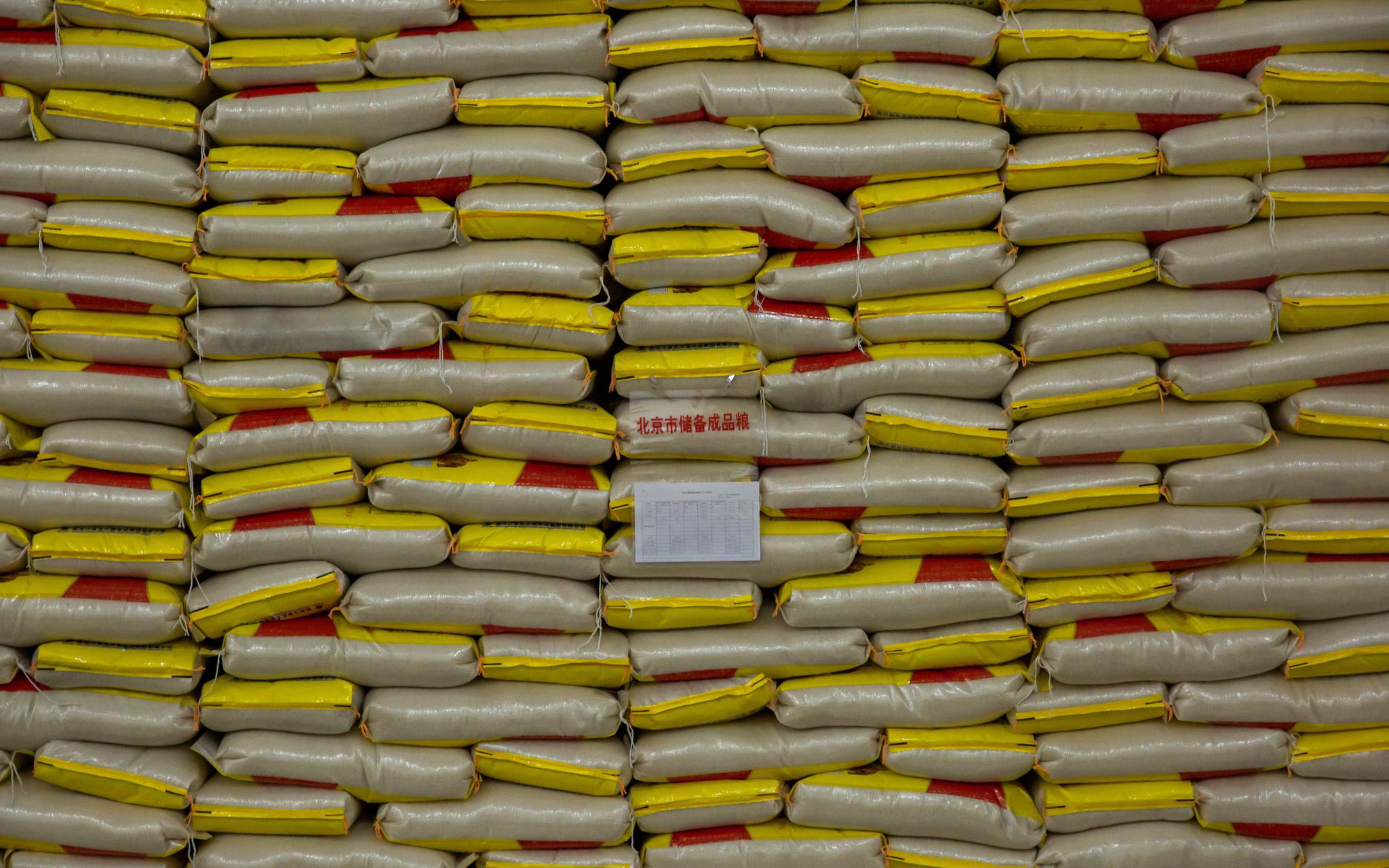 2月14日,北京市张辛粮食储备有限公司,储备粮仓库里的大米