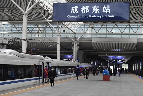 国内首条跨省环线动车从成都东站驶出环川渝贵跑一圈仅8小时